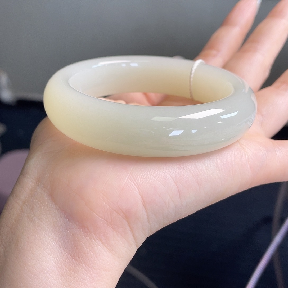 和田玉未镶嵌手镯宽胎，无包容，油润度高，镯型好看