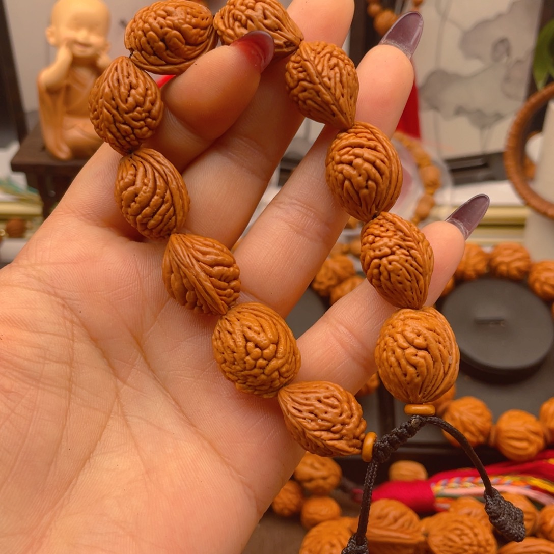 桃核手串野生桃枭手串。红红火火