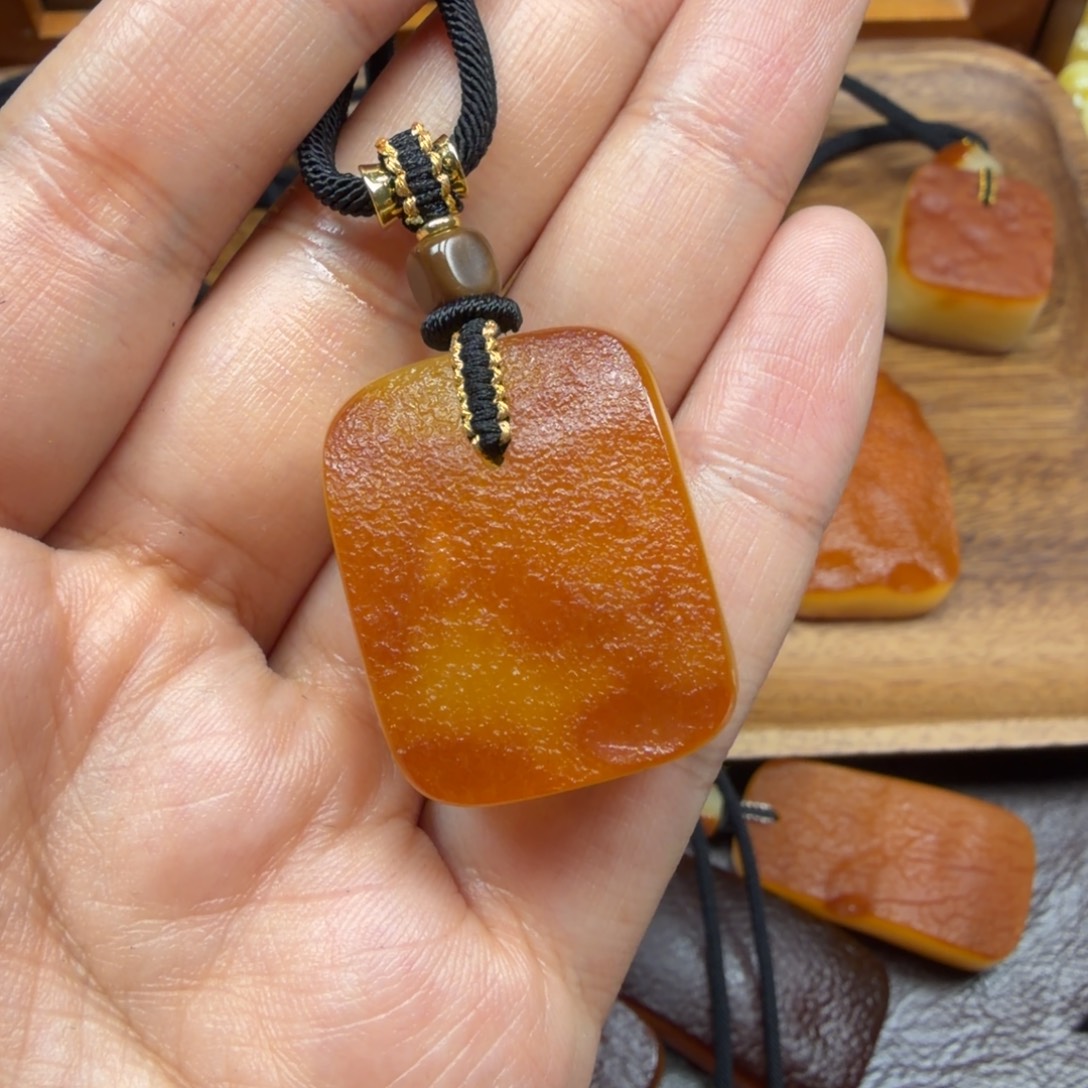 琥珀未镶嵌吊坠(赠链)