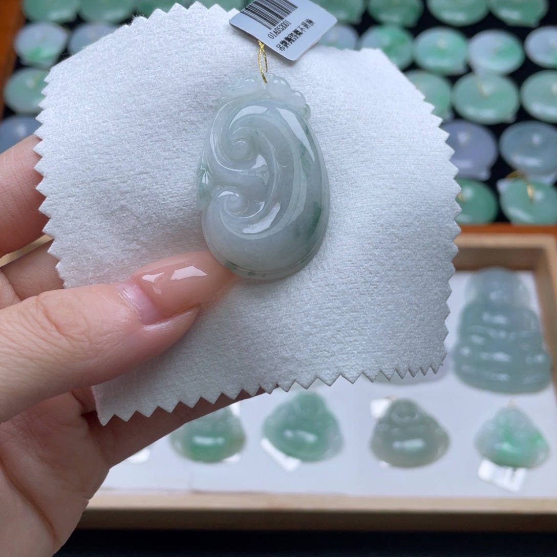 翡翠未镶嵌颈饰如意