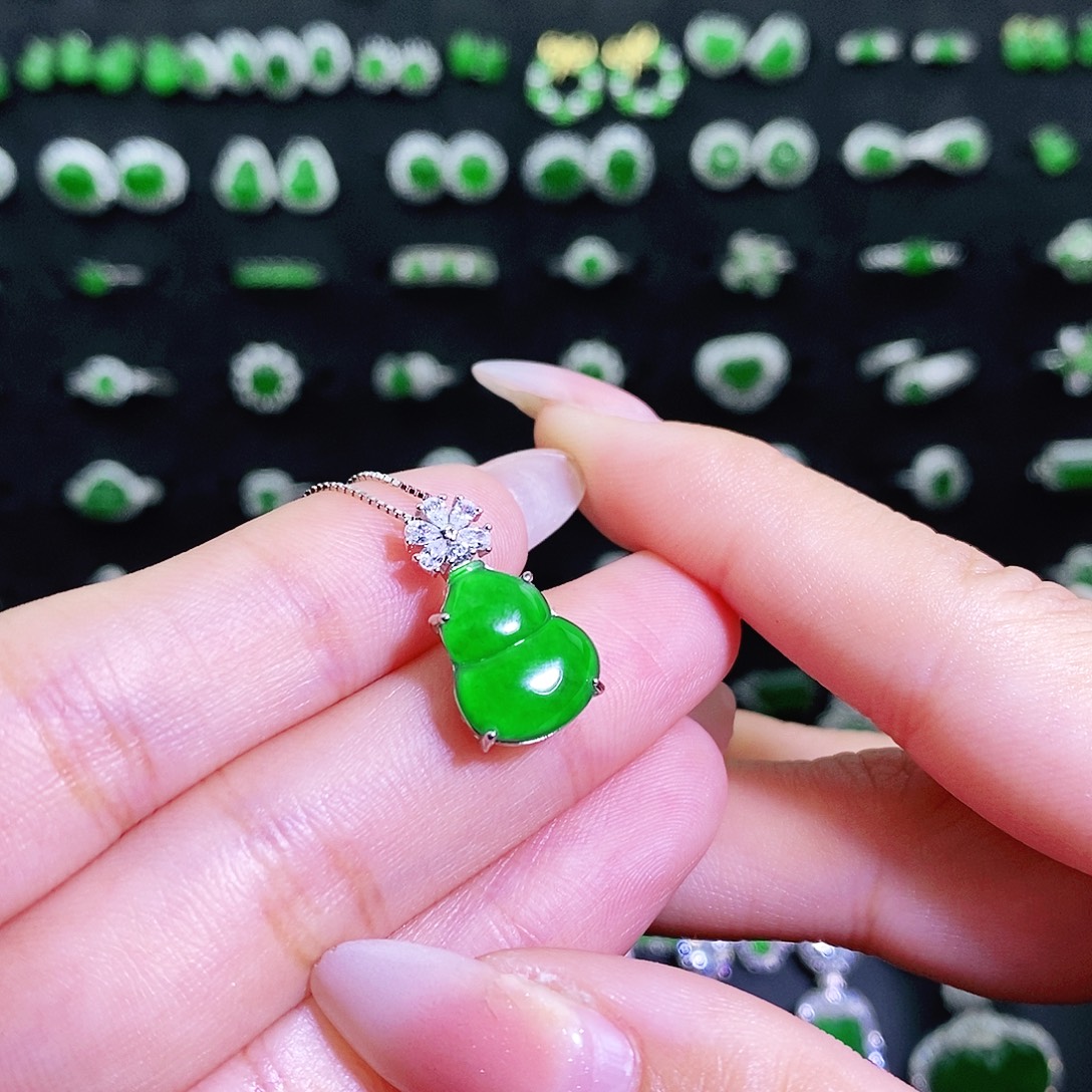 小***店翡翠银S925镶嵌颈饰多样性