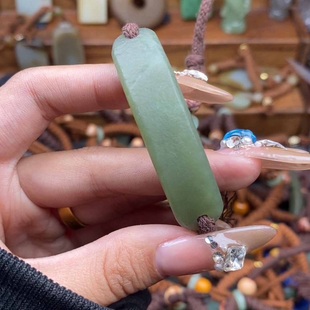 和田玉颈饰未镶嵌是***佐