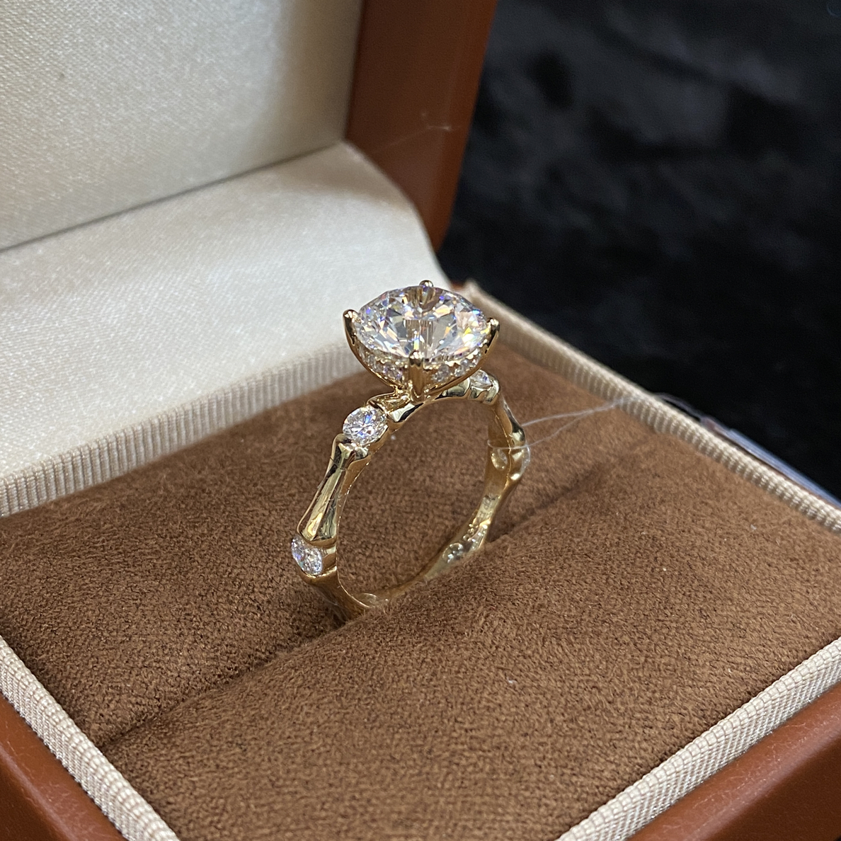 实验室培育钻石18k黄 竹节四爪钻戒 顺丰空运