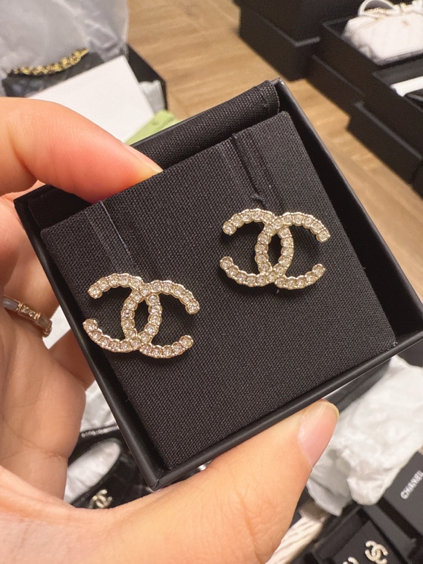 未使用 Chanel/香奈儿 澳海贝25清秀双c满钻耳钉