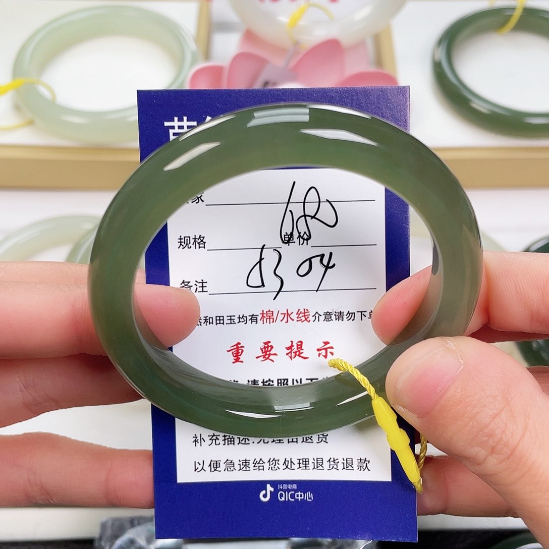 和田玉手镯未镶嵌