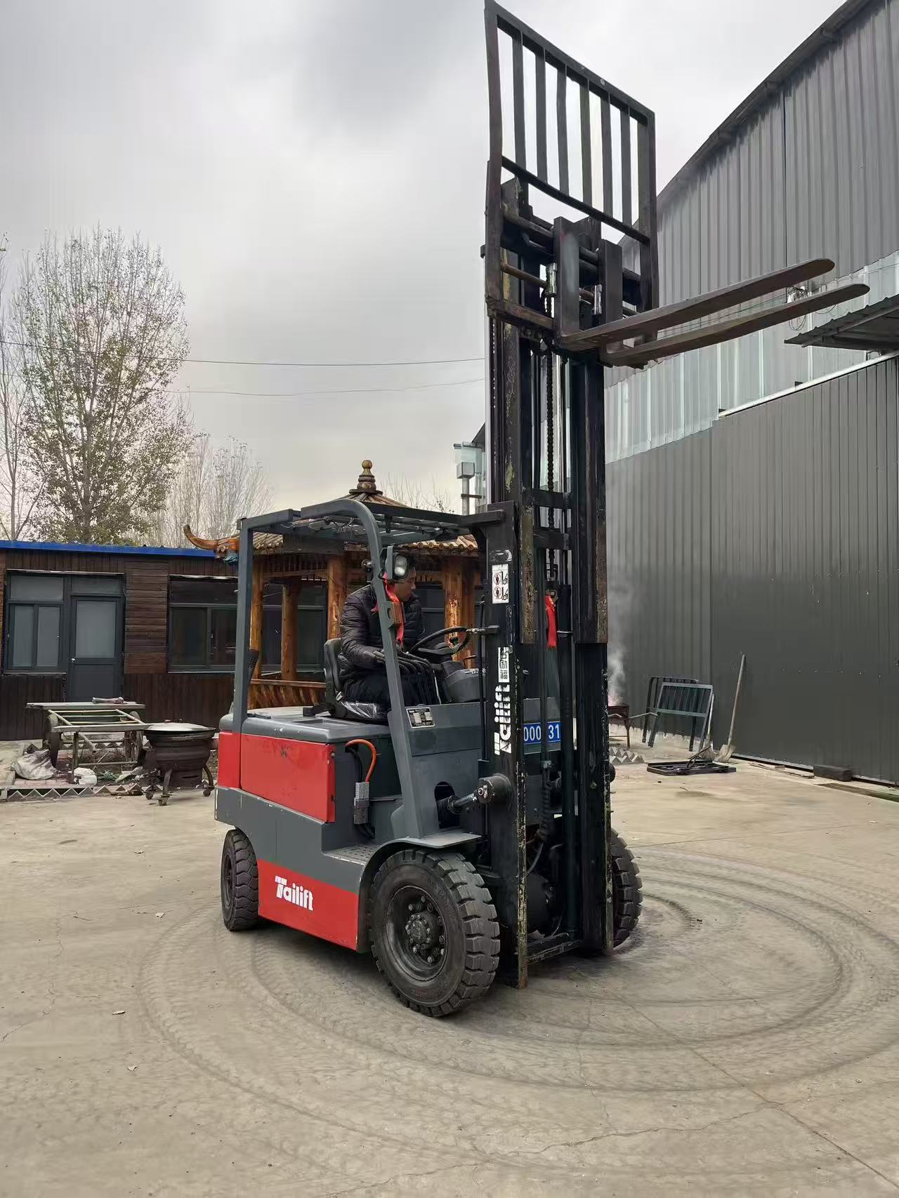 小型电动叉车多吨位可选