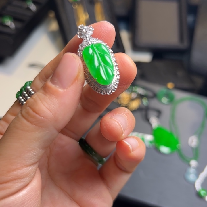 翡翠颈饰未镶嵌天然缅甸翡翠吊坠