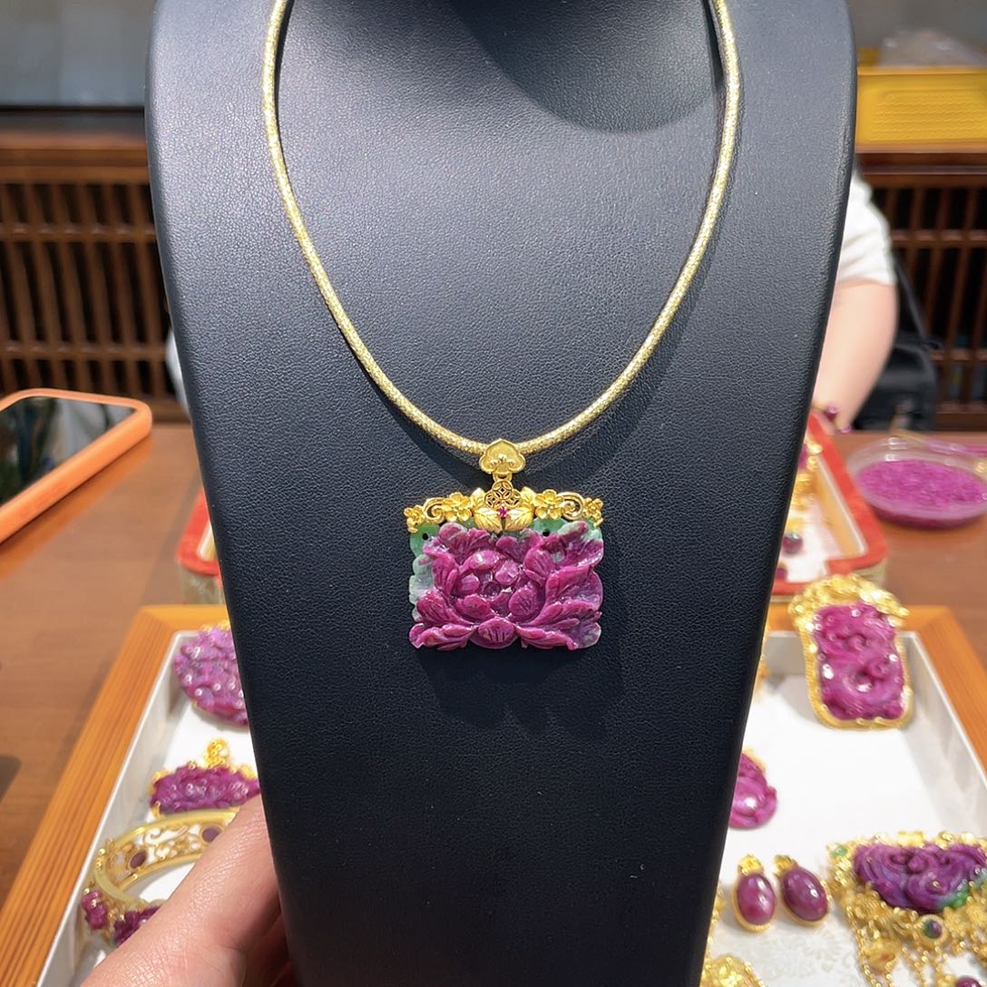 锦纶铁合金吊坠红宝