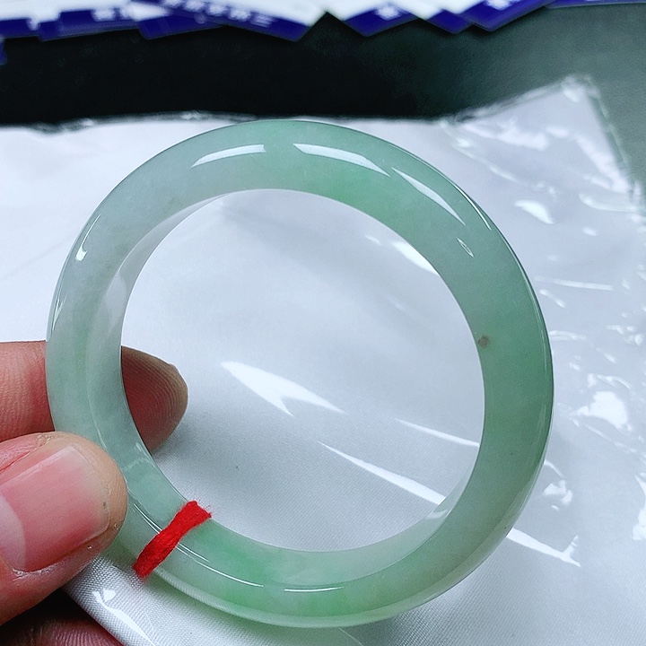 翡翠手镯未镶嵌翡翠手镯未镶嵌