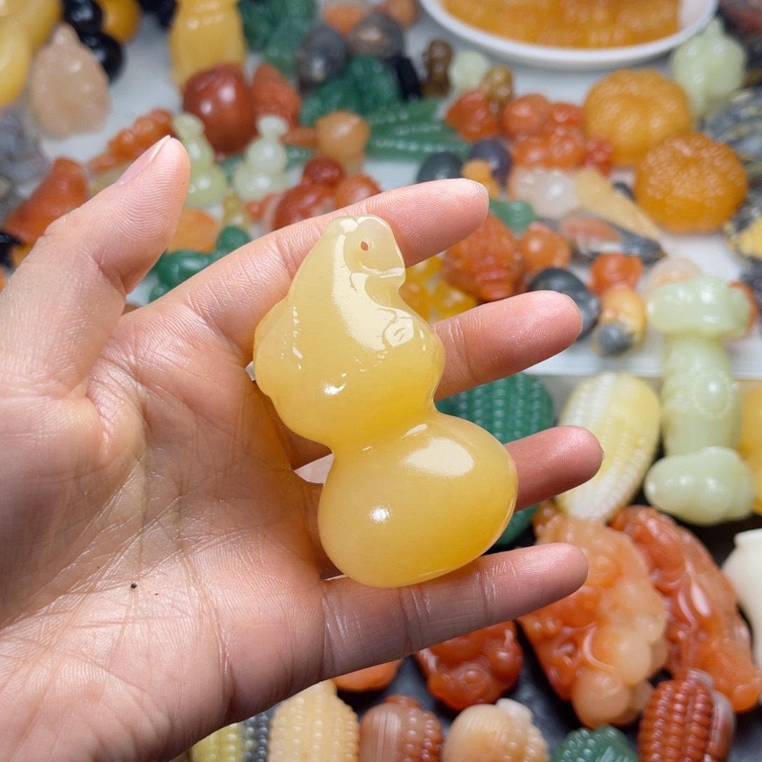 秦***师石英质玉（金丝玉）未镶嵌颈饰