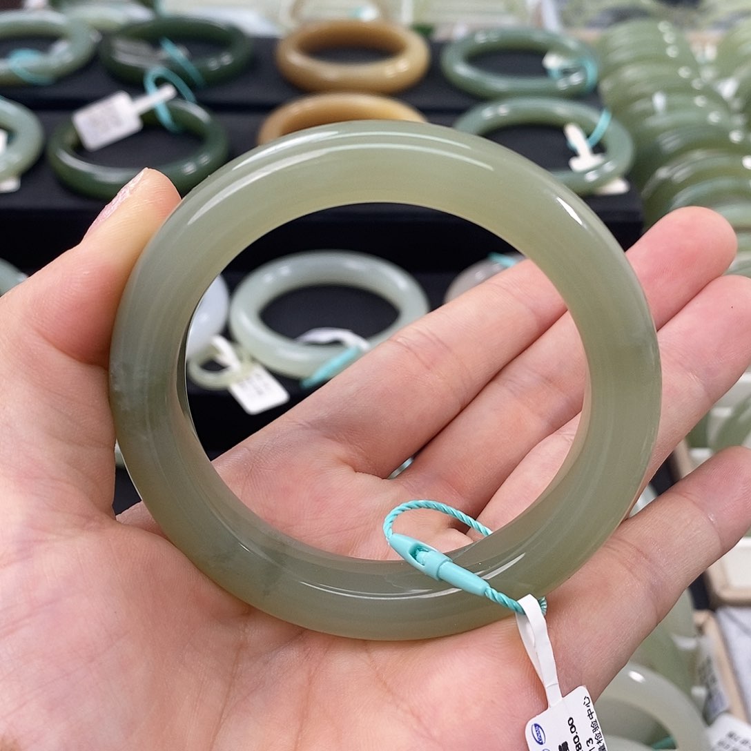 和田玉手镯未镶嵌56.57微瑕