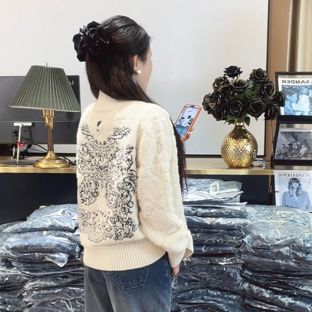 大婷子-订制后背小蜜蜂刺绣毛衣开衫