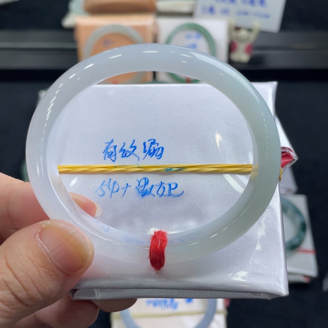 翡翠手镯未镶嵌翡翠手镯