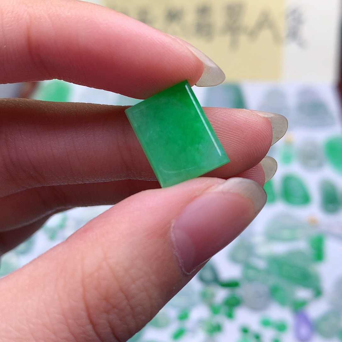 翡翠裸石缅甸天然A货翡翠阳绿无事牌