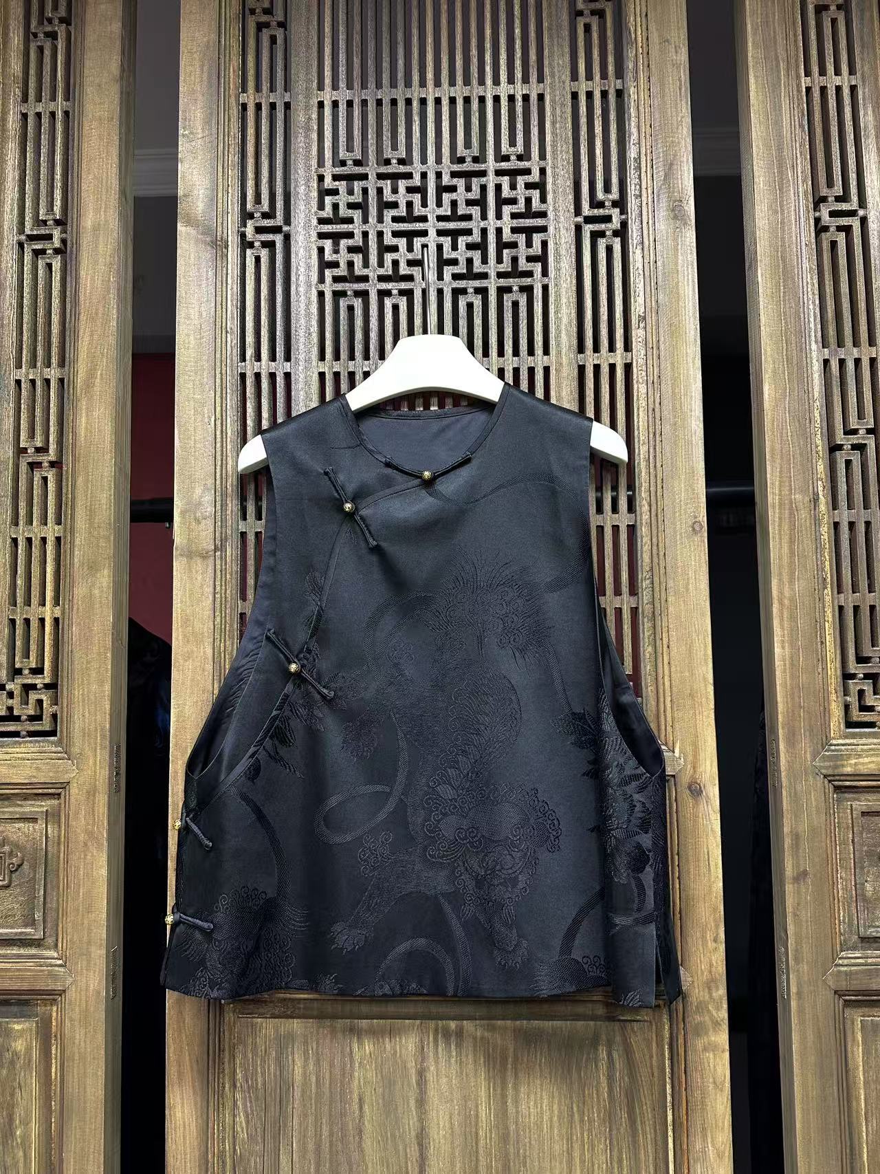 云喜老缎双层斜襟铜扣狮子马甲06