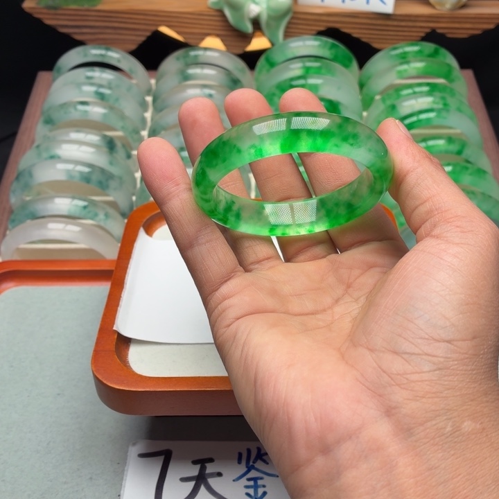 晨***光石英质玉未镶嵌手镯