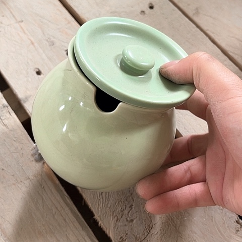 微瑕，不能明火，口径8高度8盖子不配套，抹茶绿