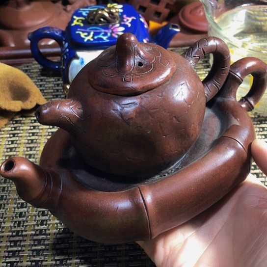 紫砂茶壶原矿泥料手工制作紫砂壶。