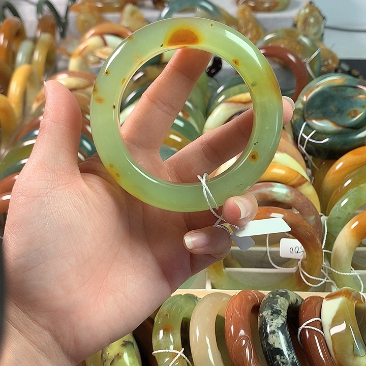 岫玉手镯未镶嵌花玉