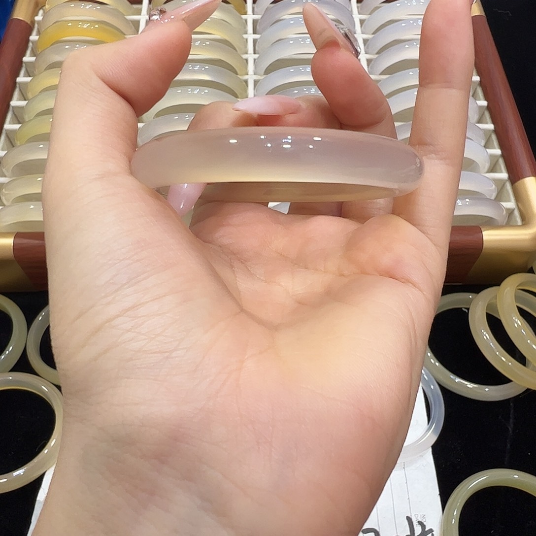 博***仔玛瑙/玉髓未镶嵌手镯