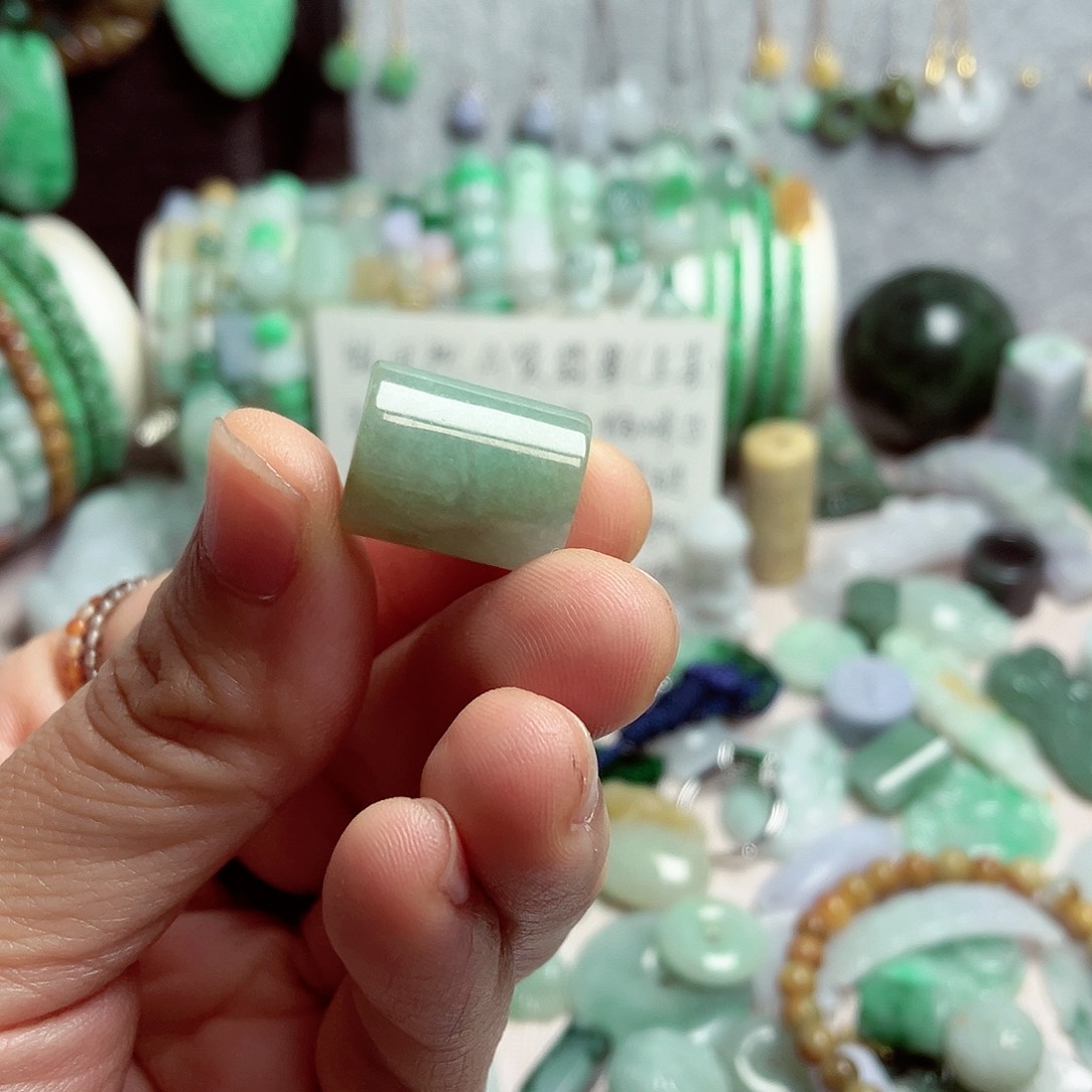 翡翠颈饰未镶嵌卡13+