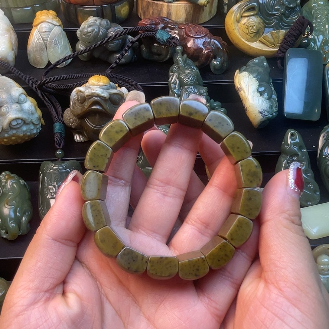 薇***笑透闪石质玉未镶嵌手链