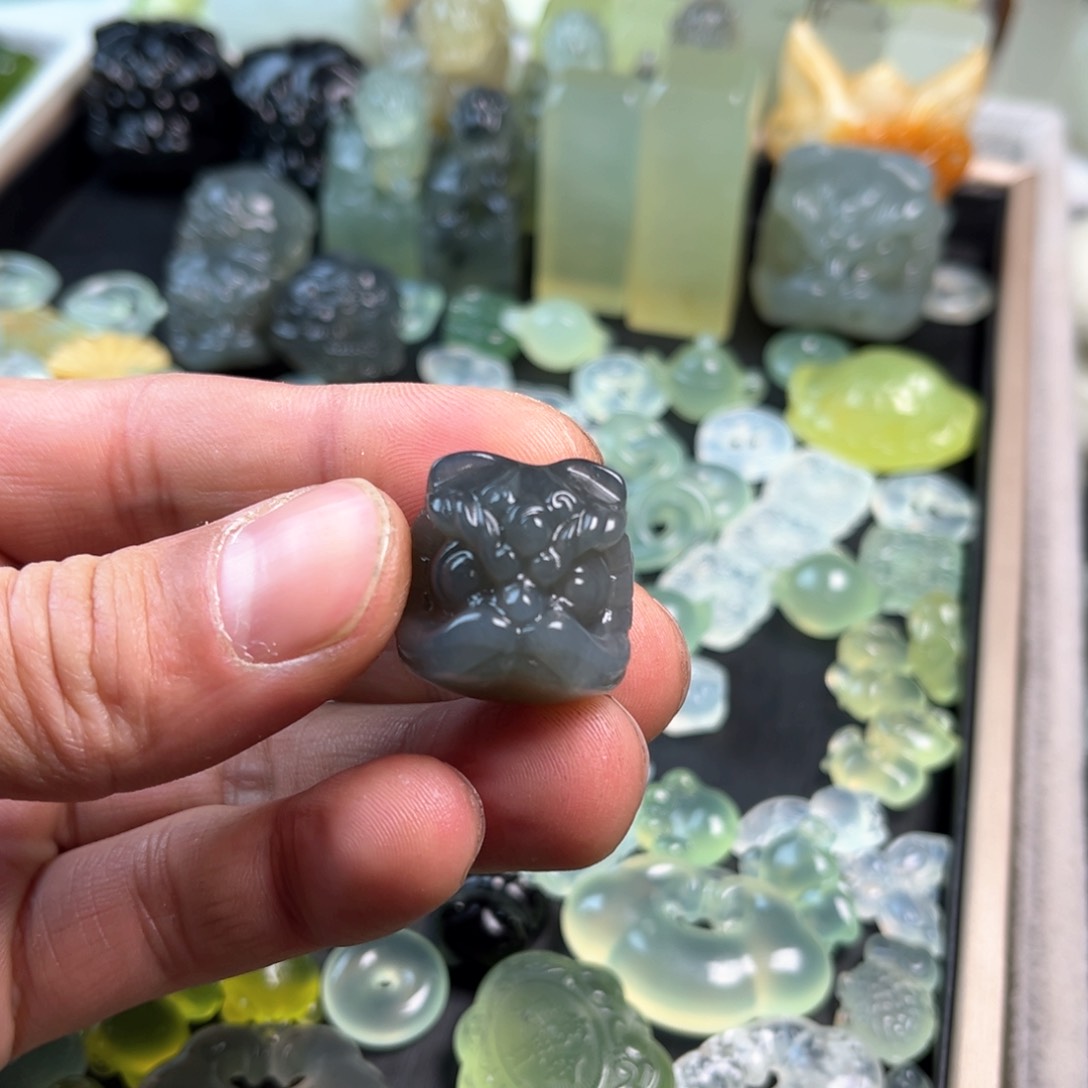 蛇纹石玉原石未镶嵌