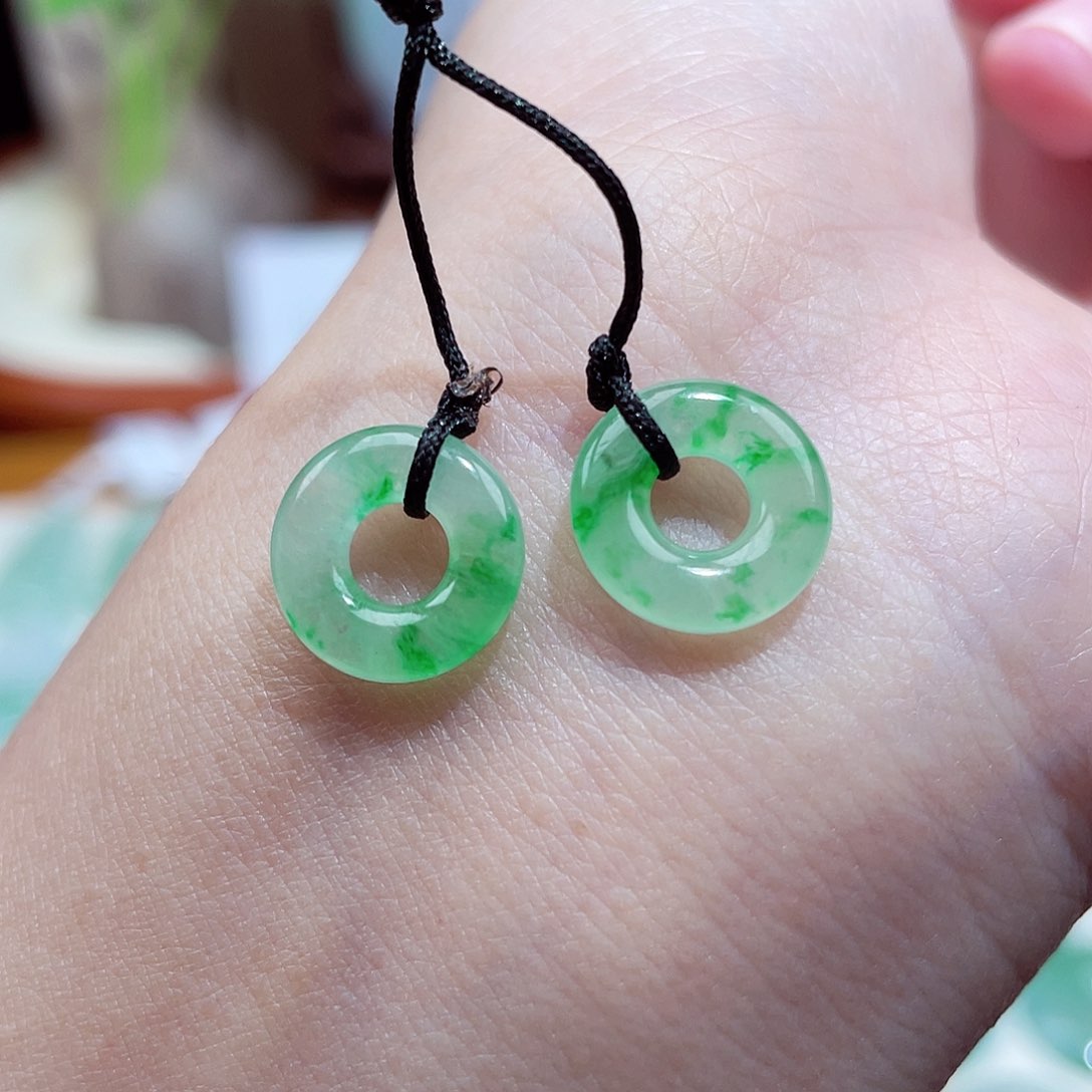 翡翠颈饰未镶嵌甜甜圈一对