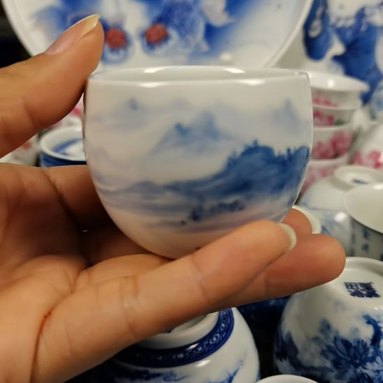 瑕疵品景德镇陶瓷青花山水圆融杯
