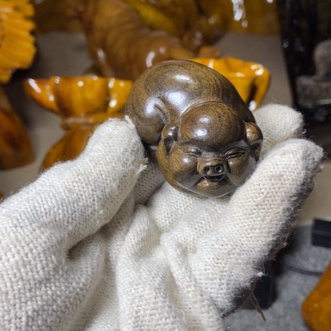 阴沉木猪猪手把件