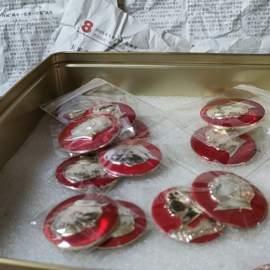 小***人小女人金属像章一枚