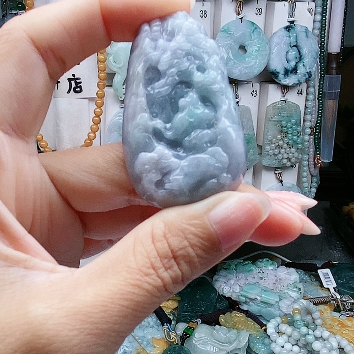 颈饰足铂镶嵌翡翠翡翠