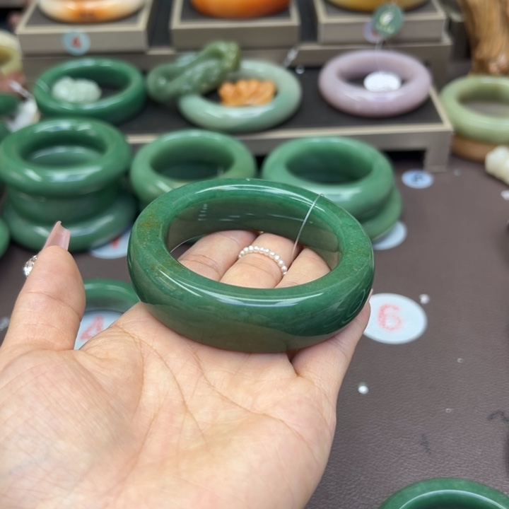 石英质玉手镯未镶嵌一****。