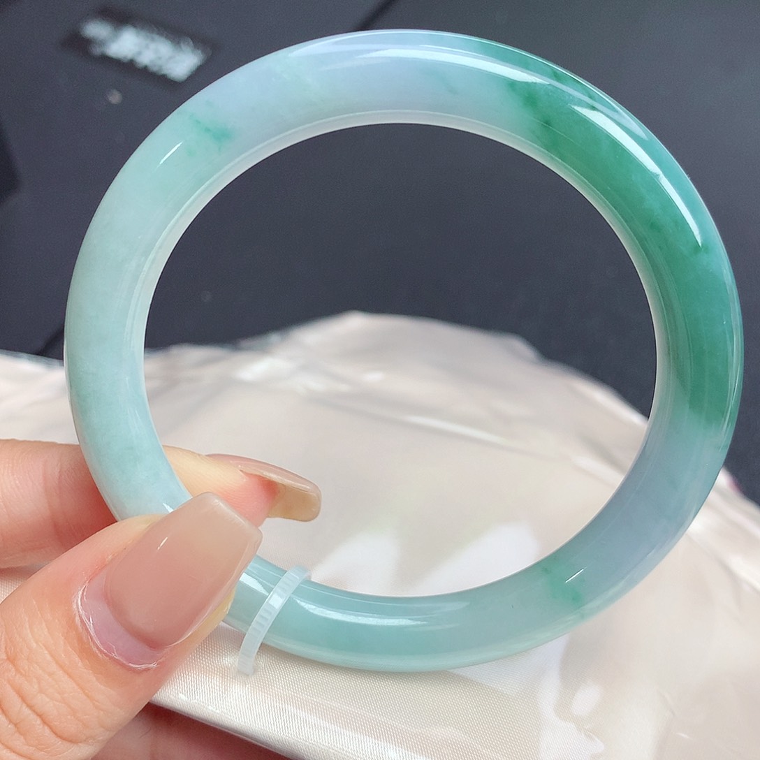 翡翠手镯（圆镯）未镶嵌56圈口