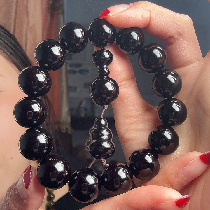 用***4琥珀木1.5 黑美人手串