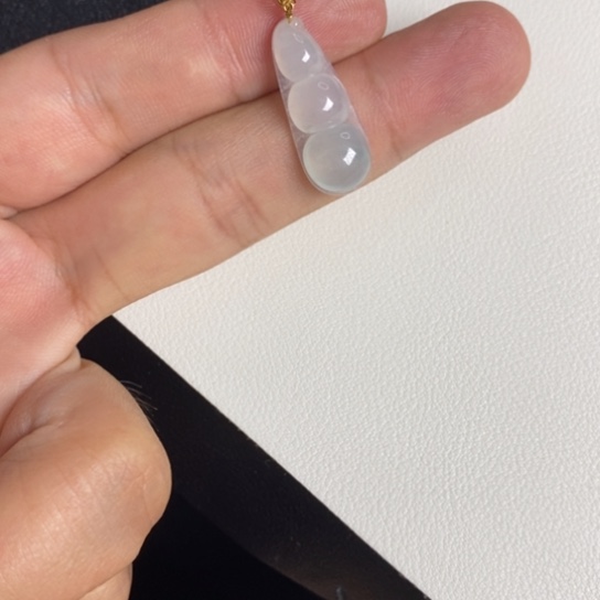 翡翠18K金镶嵌颈饰福豆