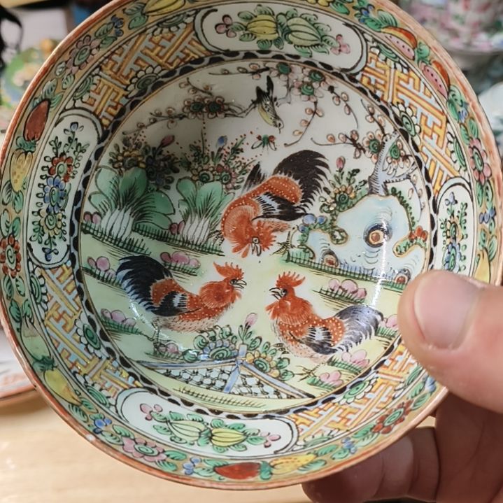 广彩公鸡碗，有一小冲线