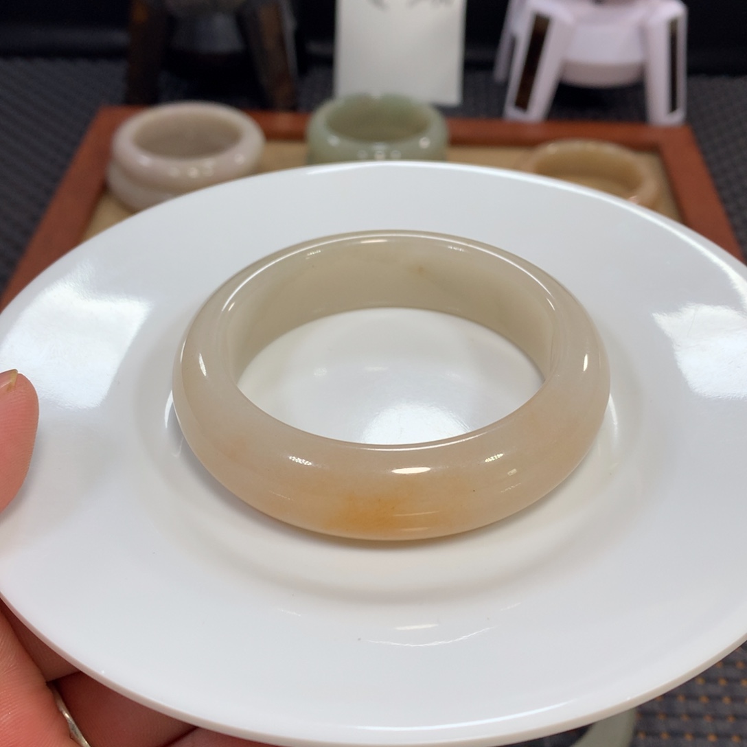 石英质玉（佘太翠）未镶嵌手镯漏58糖镯