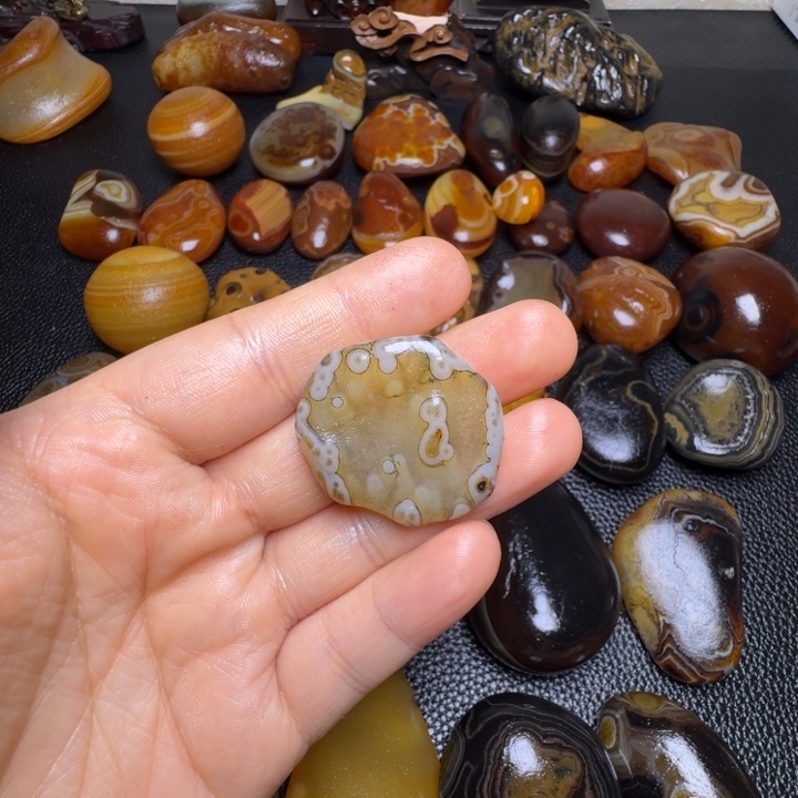 可***可瓷片马达加斯加奇石手把件浮雕