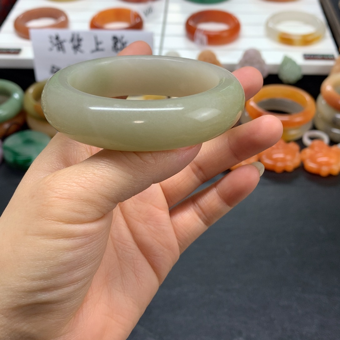 石英质玉手镯未镶嵌