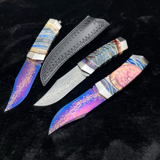 手工锻造金丝羽毛大马士革钢猛 犸化石柄典藏小刀精美送礼把玩刀