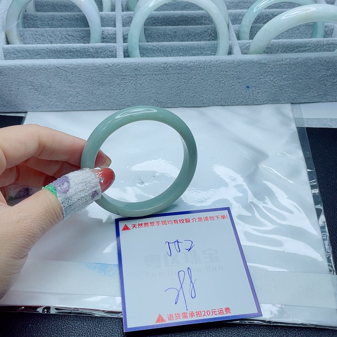 翡翠手镯未镶嵌翡翠