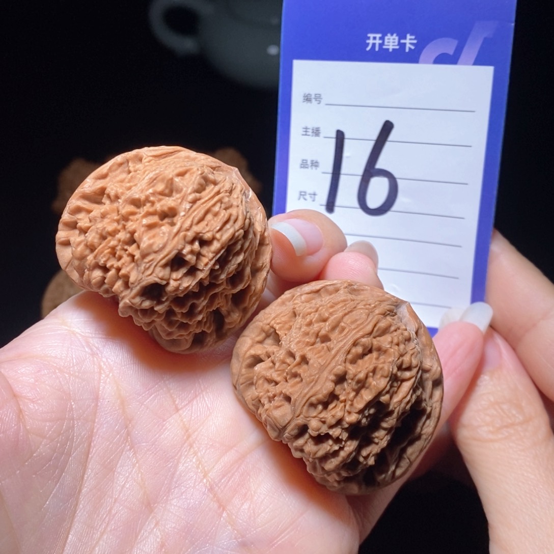 文玩核桃把件三角疆41左右 新疆西藏不发货