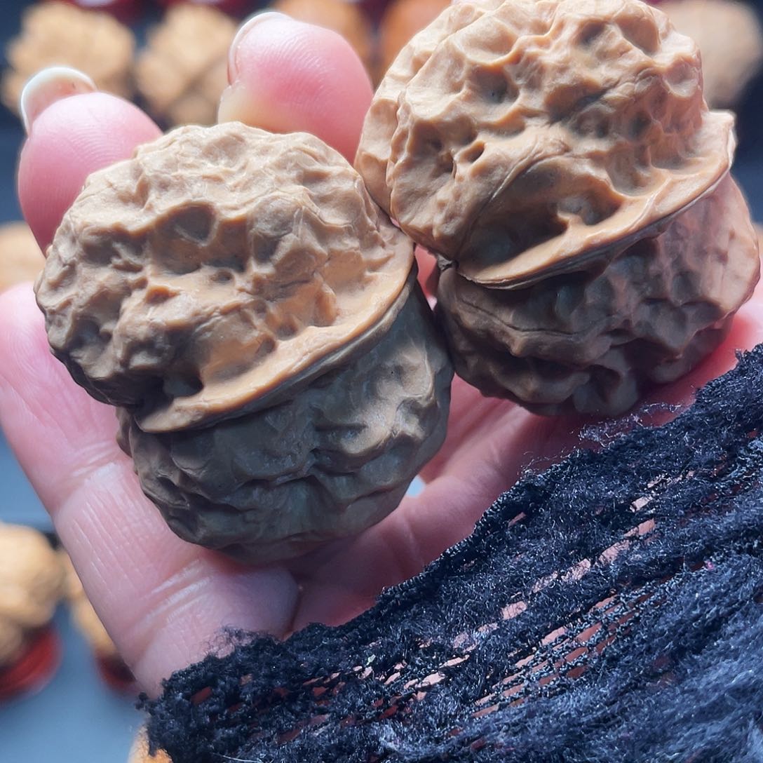 文玩核桃吊坠金尊二棱