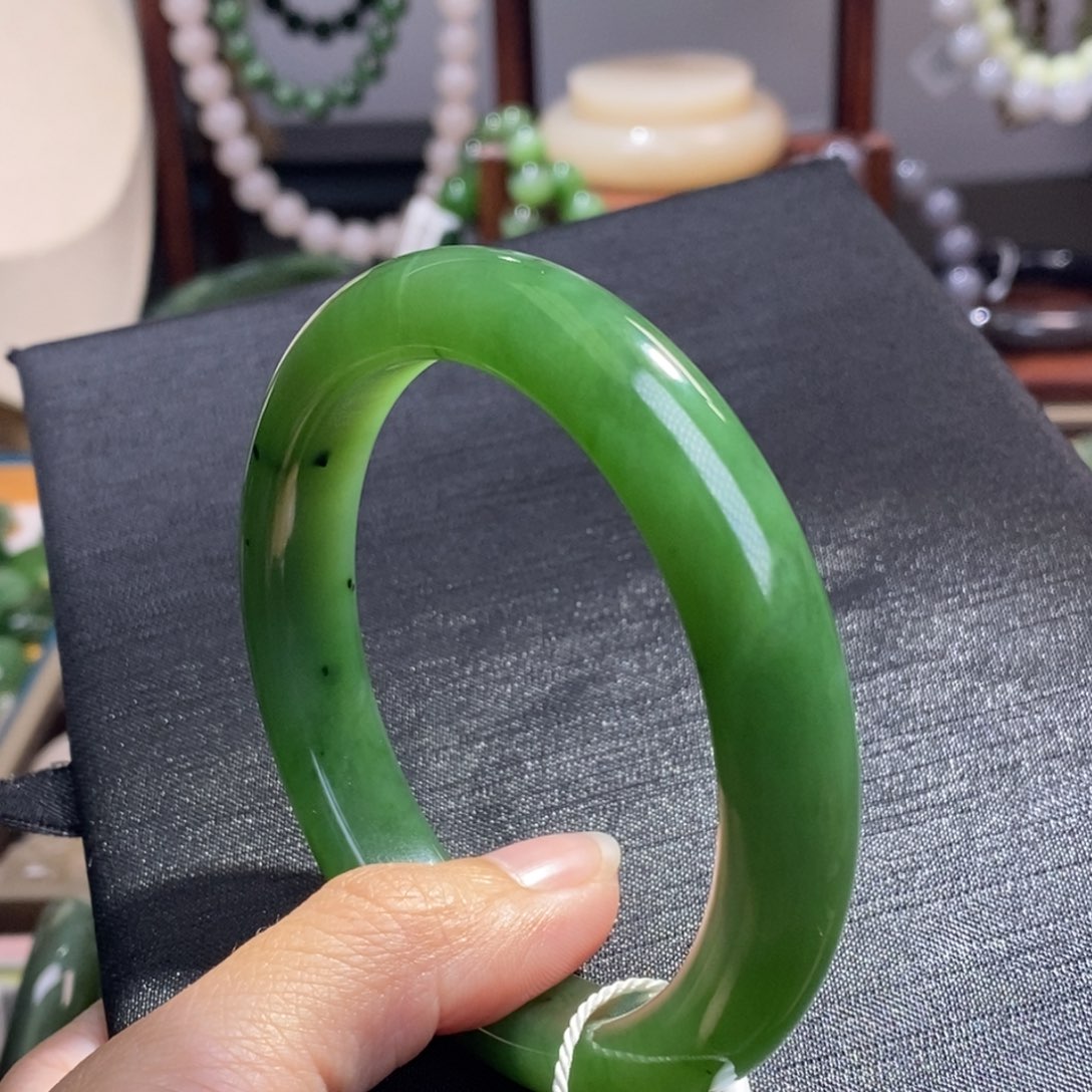 和田玉冰碧玉手镯60圈口未镶嵌