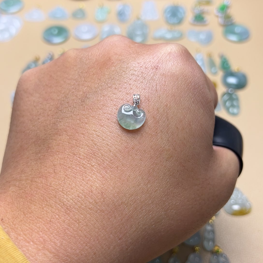 翡翠颈饰18K金镶嵌如意