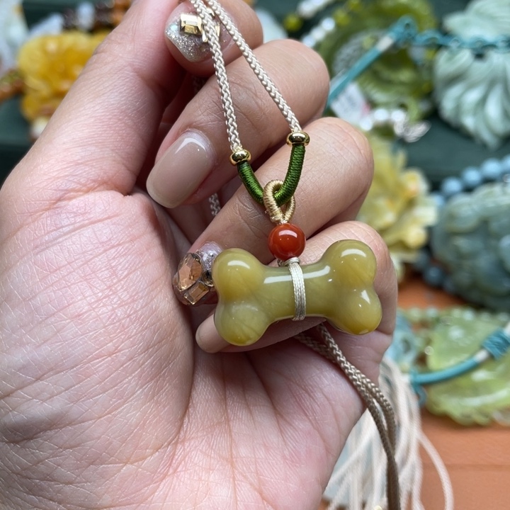 蛇纹石玉吊坠合金