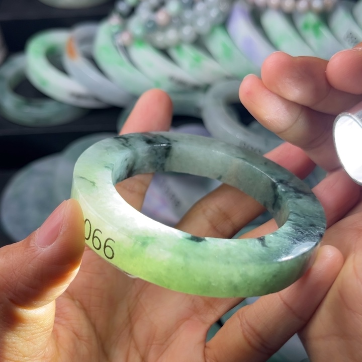 定制翡翠未镶嵌手镯