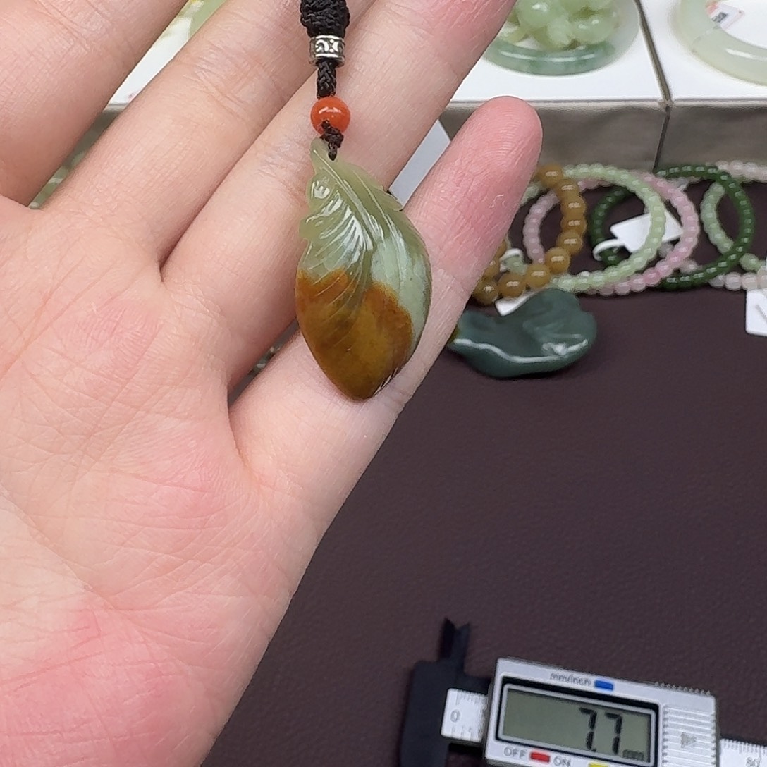 和田玉未镶嵌颈饰大叶有成 带沁色