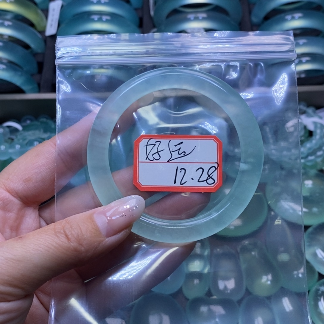 好***伴蛇纹石玉未镶嵌手镯